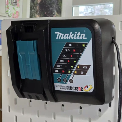 Giá treo Skadis cho sạc Makita DC18RC 18V