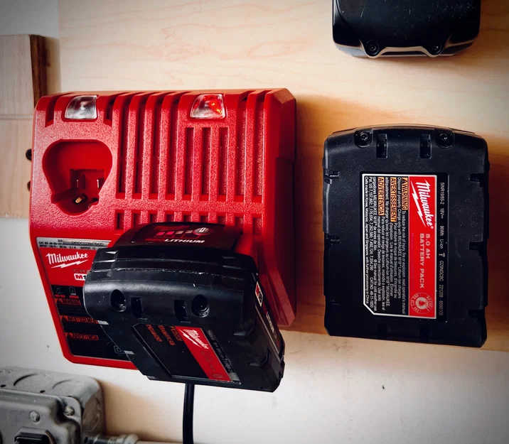 Giá treo/đế gắn tường sạc pin Milwaukee M18/M12 (Phiên bản 3) - Image 1