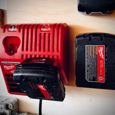 Giá treo/đế gắn tường sạc pin Milwaukee M18/M12 (Phiên bản 3)
