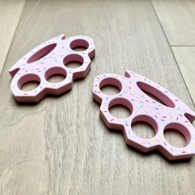 Mô hình trang trí Dessert Warrior Brass Knuckles độc đáo
