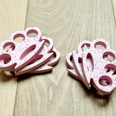Mô hình trang trí Dessert Warrior Brass Knuckles độc đáo