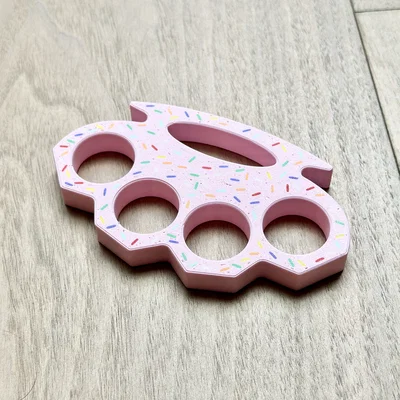 Mô hình trang trí Dessert Warrior Brass Knuckles độc đáo