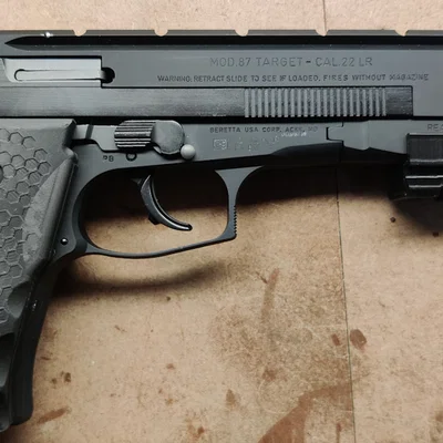 Beretta 87 Target – Grip rộng hơn (wider grip)