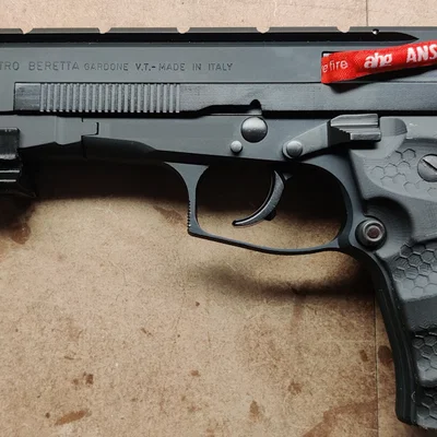 Beretta 87 Target – Grip rộng hơn (wider grip)