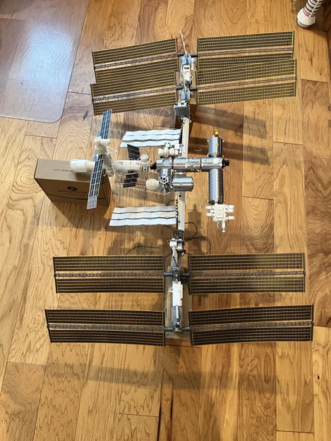 Mô hình Trạm Vũ trụ Quốc tế (International Space Station) tỉ lệ 1/100 - Image 1