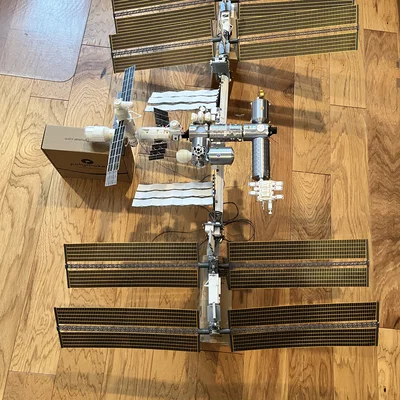 Mô hình Trạm Vũ trụ Quốc tế (International Space Station) tỉ lệ 1/100