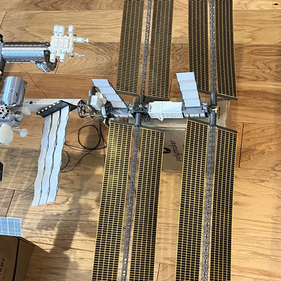 Mô hình Trạm Vũ trụ Quốc tế (International Space Station) tỉ lệ 1/100