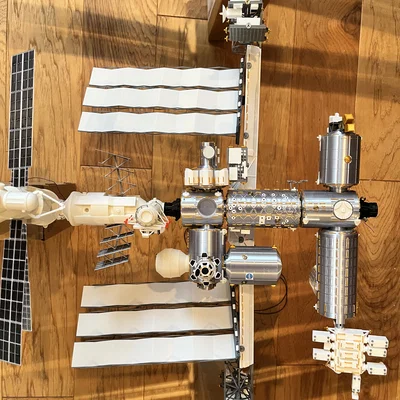 Mô hình Trạm Vũ trụ Quốc tế (International Space Station) tỉ lệ 1/100