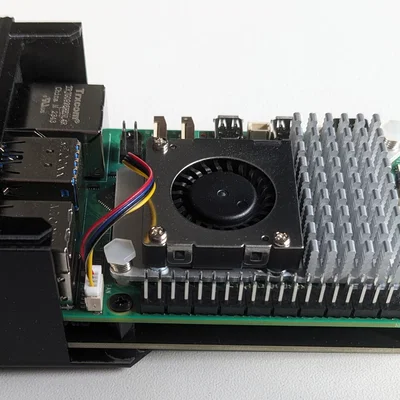 Khay gắn Raspberry Pi 5 với Pimoroni NVMe Base cho tủ Rack 1U