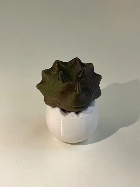 Mô hình chú khủng long Triceratops đang nở từ trứng đáng yêu - Image 2