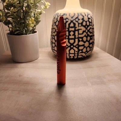 Marine Crayon (Bút sáp Marine bị cắn) – Desk Art