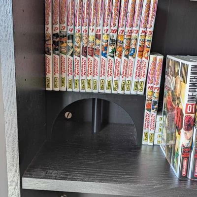 Giá đỡ Manga Riser in 3D tối ưu cho tủ sách IKEA Billy