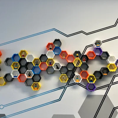 Khung treo tường lục giác ghép nối (Interlocking hexagons) trưng bày mô hình
