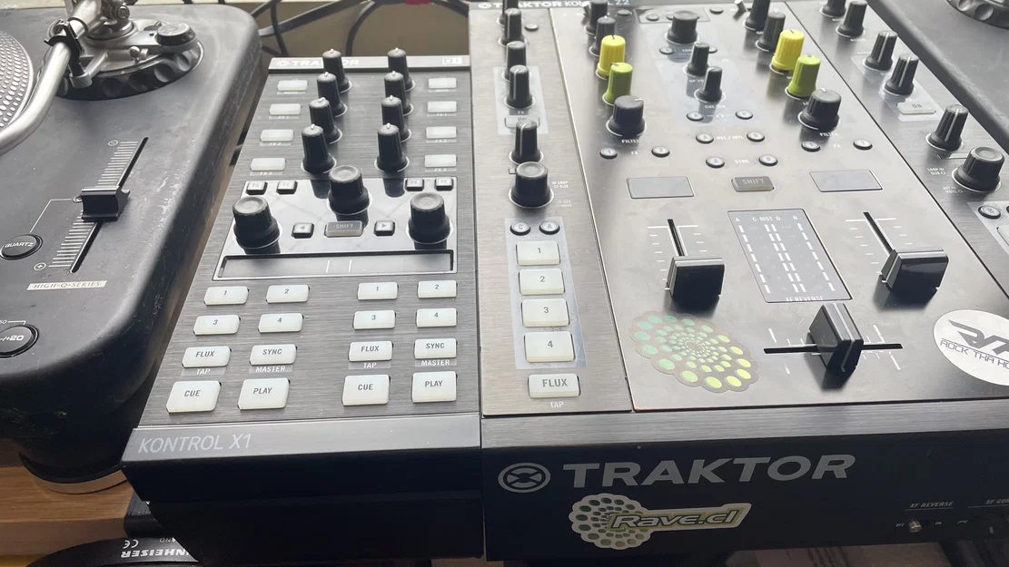 Stand NI Traktor Kontrol X1 - Image 1