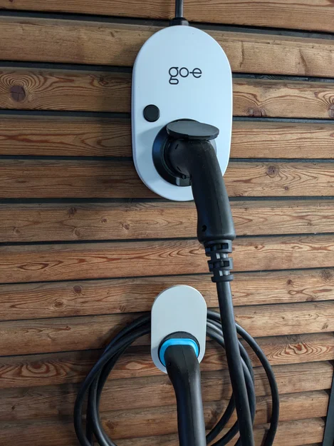 Giá treo tường cáp sạc xe điện Type 2 phong cách go-e - Image 3