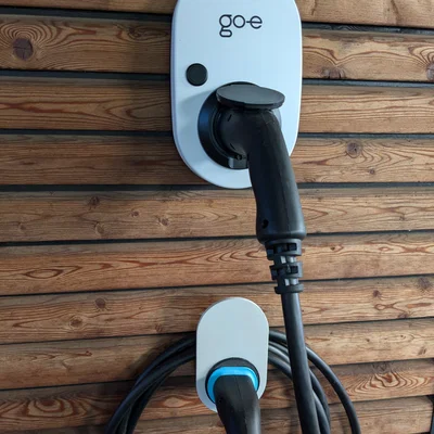 Giá treo tường cáp sạc xe điện Type 2 phong cách go-e