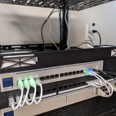 Khung gắn Philips Hue và Lutron Caseta cho tủ rack 19 inch tiện dụng