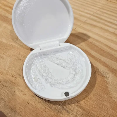 Hộp đựng khay niềng răng Invisalign có nam châm chắc chắn