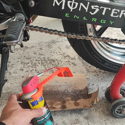 Dụng cụ hỗ trợ xịt bôi trơn sên xe máy (Chain Oiler) in 3D