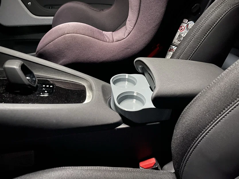 Polestar 2: Cupholder đôi và kê/tựa tay (Armrest) - Image 1