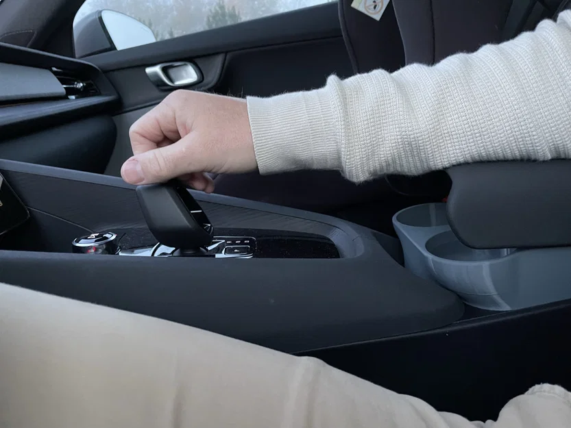 Polestar 2: Cupholder đôi và kê/tựa tay (Armrest) - Image 3