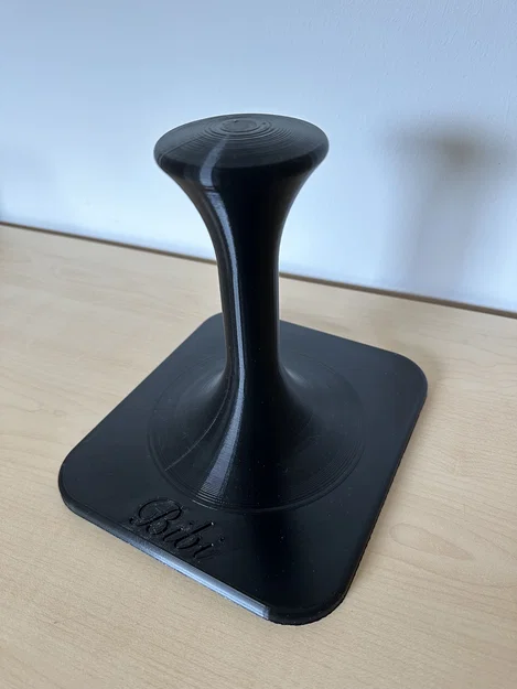 Giá đỡ mũ bảo hiểm chắc chắn và ổn định - Image 1