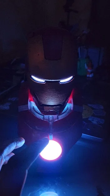 Mô hình tượng bán thân Iron Man tự lắp đèn LED cực chất - Image 3