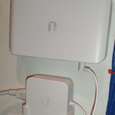 Giá treo tường UniFi PSU: Giải pháp gọn gàng cho bộ nguồn mạng