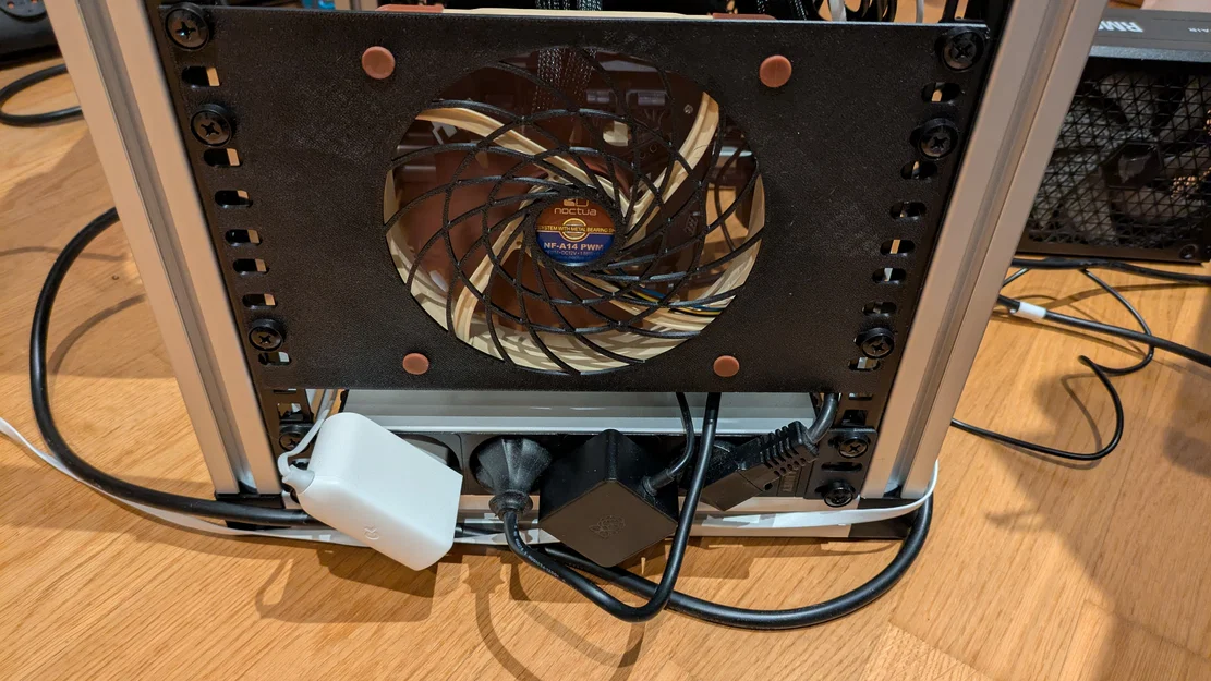 Giá đỡ quạt tản nhiệt Noctua 140mm cho tủ Rack 10 inch - Image 1
