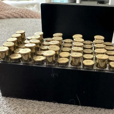 Hộp đựng 50 viên đạn 22LR thiết kế so le dễ lấy
