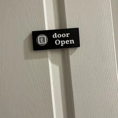 Biển báo trang trí cửa "E to Open" phong cách Roblox 3D