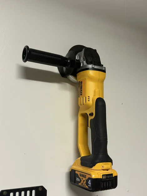 Giá treo tường máy mài góc DeWalt DCG412 chắc chắn và tiện lợi - Image 1