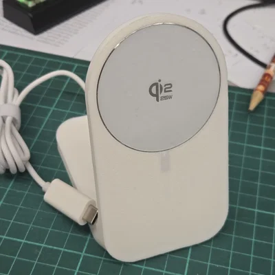 Đế giữ iPhone MagSafe có khe đi dây (góc bo tròn)