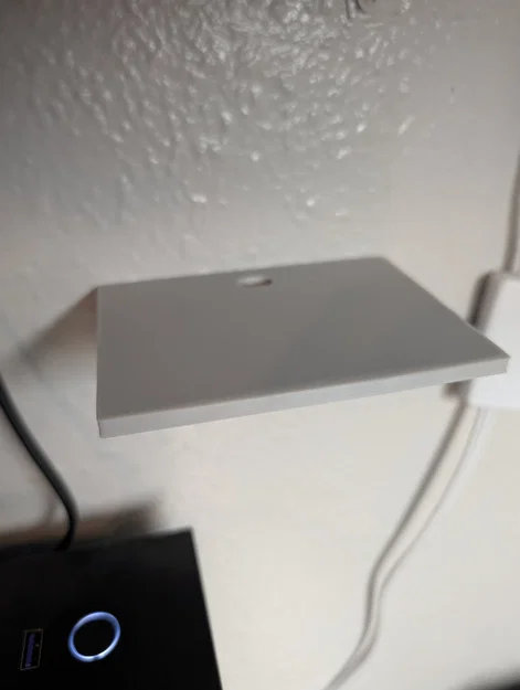 Giá treo tường cho tay cầm PC Gaming kèm lỗ cắm cáp USB-C - Image 1