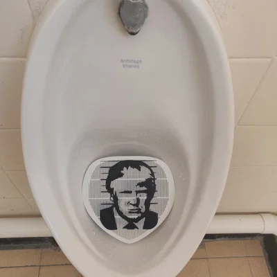 Miếng lót chống văng bồn tiểu: Trump, Putin, Musk, Vance