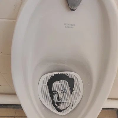 Miếng lót chống văng bồn tiểu: Trump, Putin, Musk, Vance