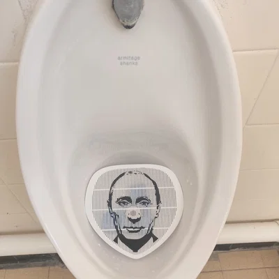 Miếng lót chống văng bồn tiểu: Trump, Putin, Musk, Vance