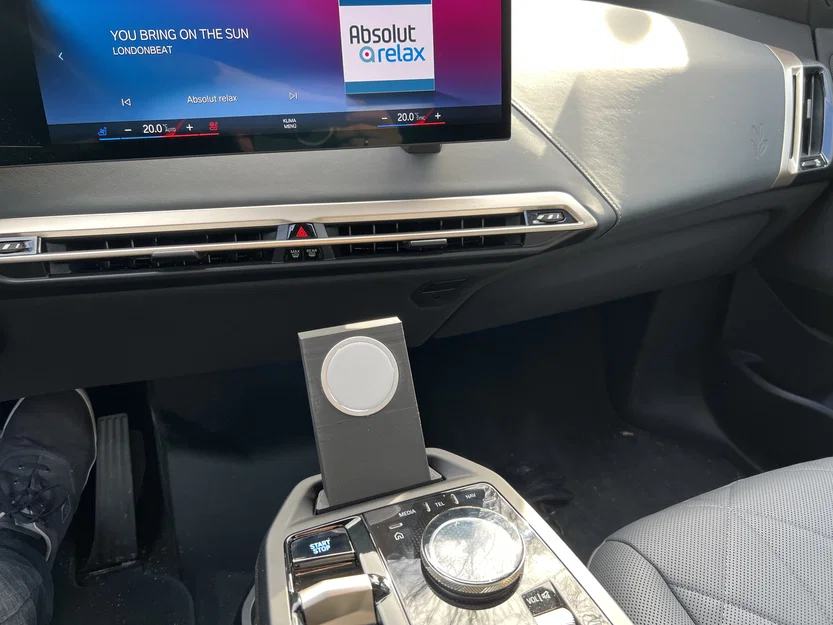 BMW iX - Ngàm gắn iPhone MagSafe - Image 2