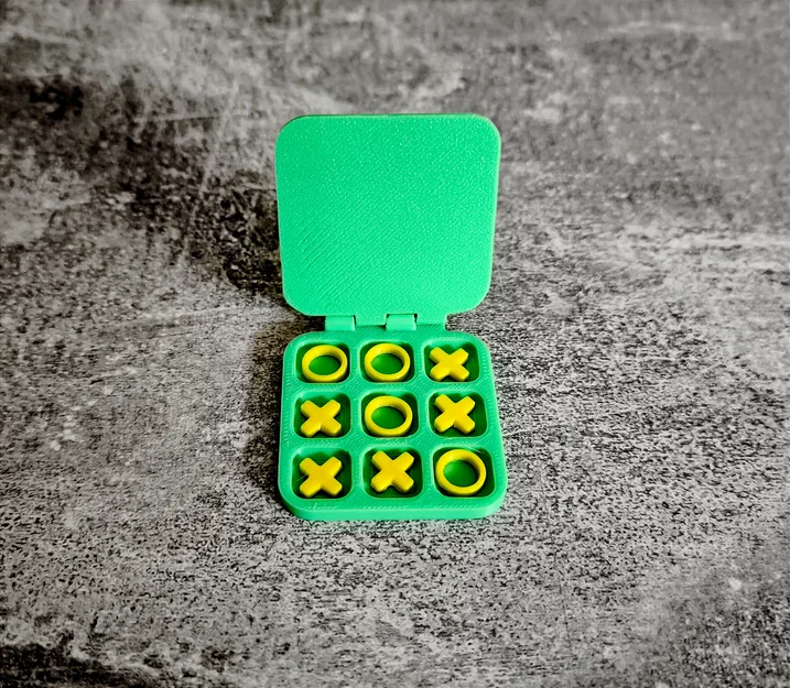 Bộ trò chơi cờ ca-rô 3D bỏ túi nhỏ gọn (Tik Tak Toe to Go) - Image 1