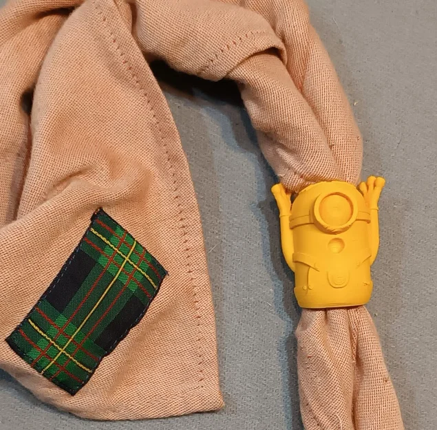 Vòng giữ khăn quàng cổ (woggle) hình Minion Stuart siêu đáng yêu - Image 2