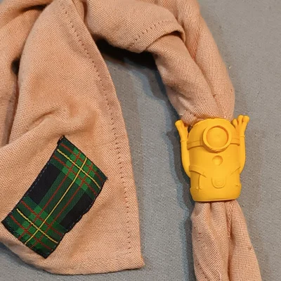 Vòng giữ khăn quàng cổ (woggle) hình Minion Stuart siêu đáng yêu