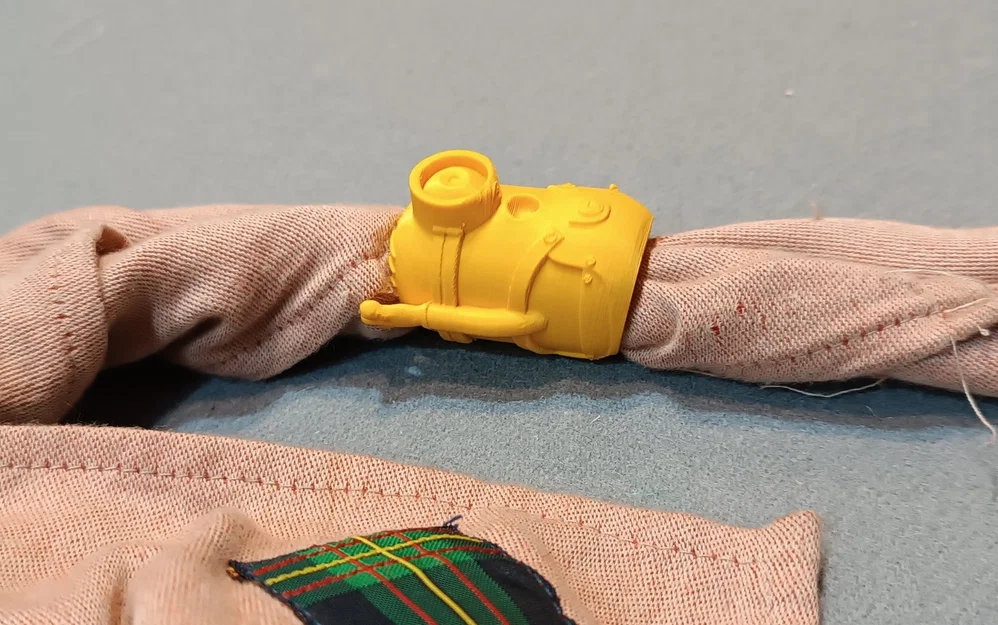 Vòng giữ khăn quàng cổ (woggle) hình Minion Stuart siêu đáng yêu - Image 3