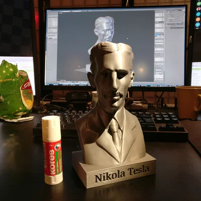 Tượng bán thân Tesla kèm bệ nhỏ có chú thích