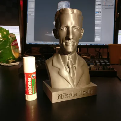 Tượng bán thân Tesla kèm bệ nhỏ có chú thích 5
