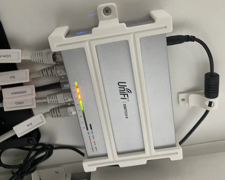 Giá treo tường UniFi Switch 8 (US-8 & US-8-60W) chắc chắn - Image 2