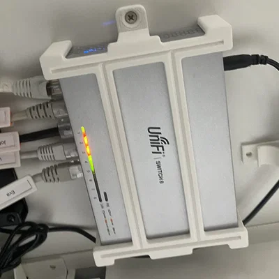 Giá treo tường UniFi Switch 8 (US-8 & US-8-60W) chắc chắn