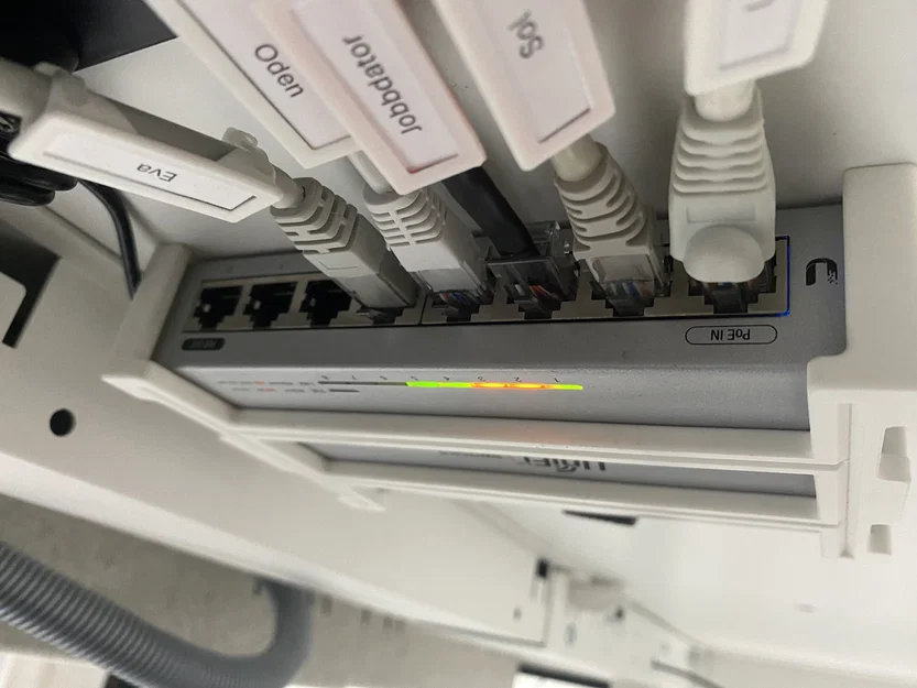 Giá treo tường UniFi Switch 8 (US-8 & US-8-60W) chắc chắn - Image 5