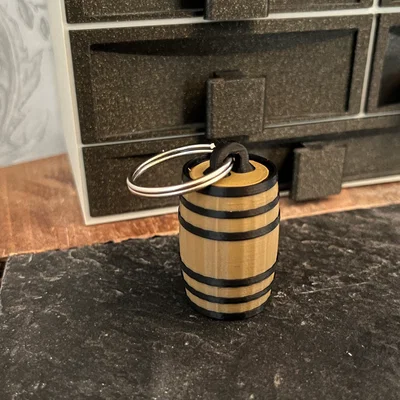 Móc khóa dạng thùng whisky rỗng (container)