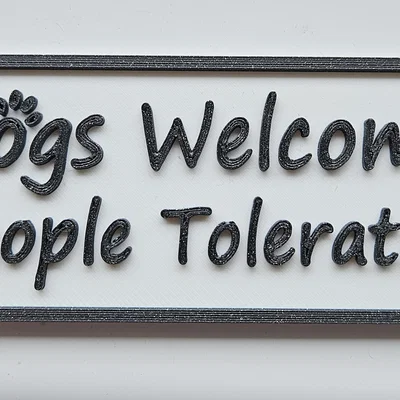 Bảng hiệu “Dogs Welcome”