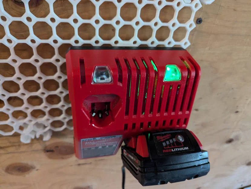 Ngàm gắn sạc pin Milwaukee M12/M18 lên bảng Multiboard - Image 1